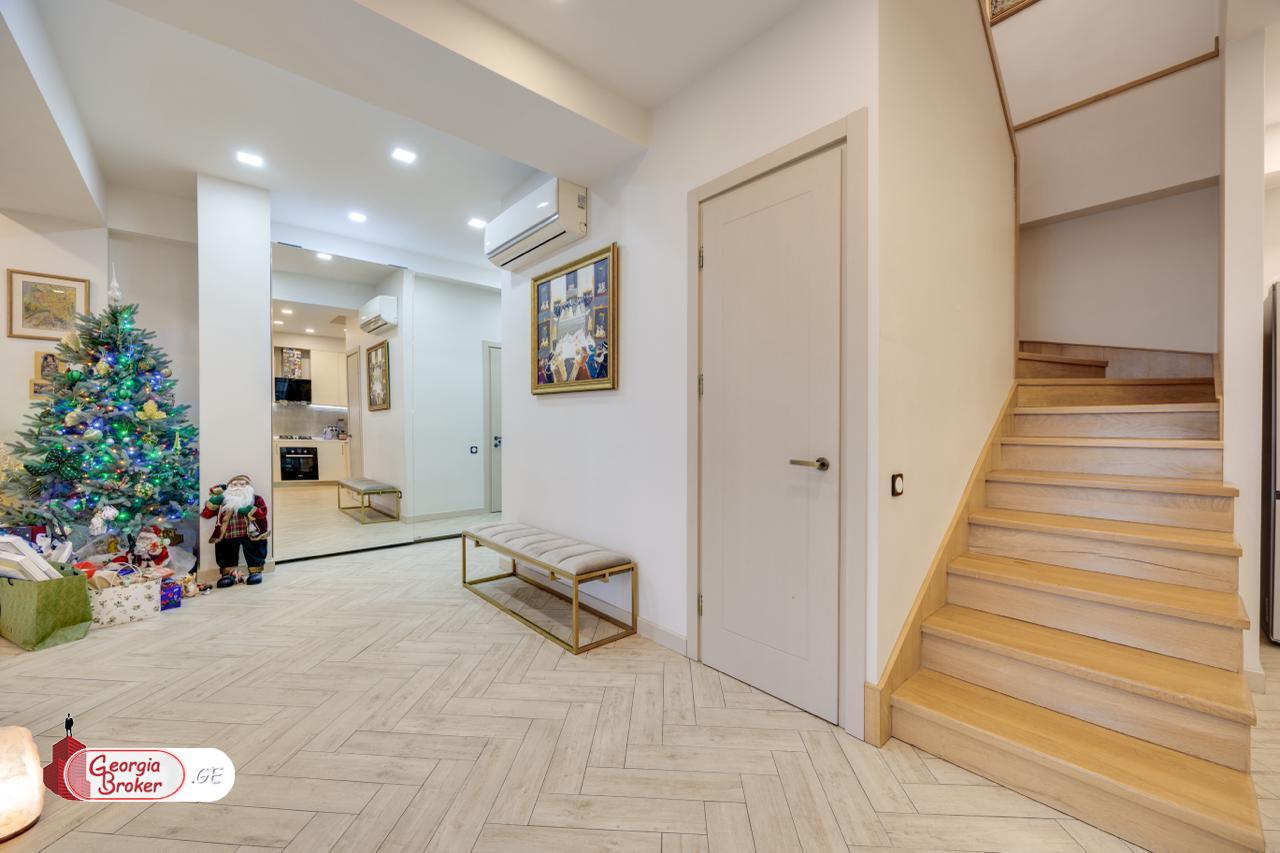 продается квартира с новым ремонтом 4-комнаты